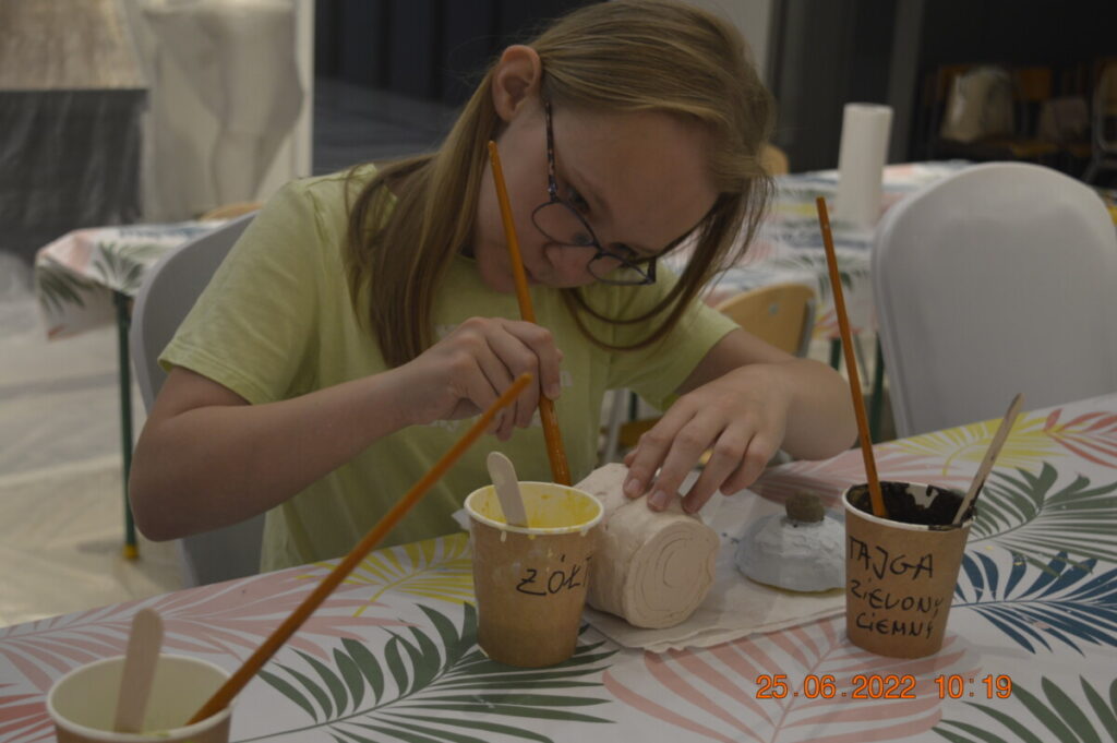Dziewczynka malująca kubek