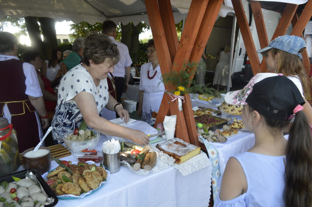 Stoisko Koła Gospodyń z daniami