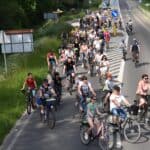 Rajd rowerowy jedzie asfaltową drogą