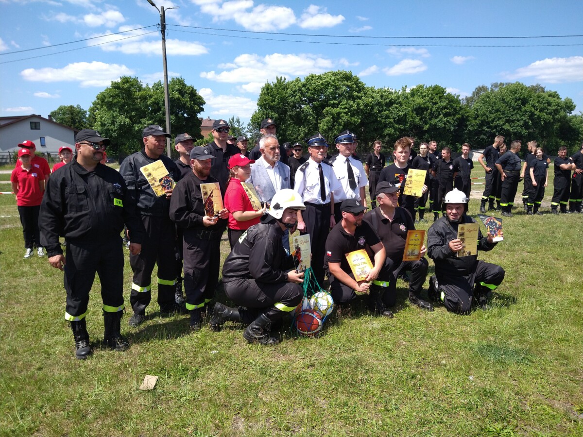 Grupa strażaków w mundurach