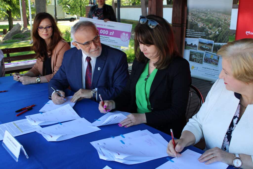 Cztery osoby siedzące przy stole