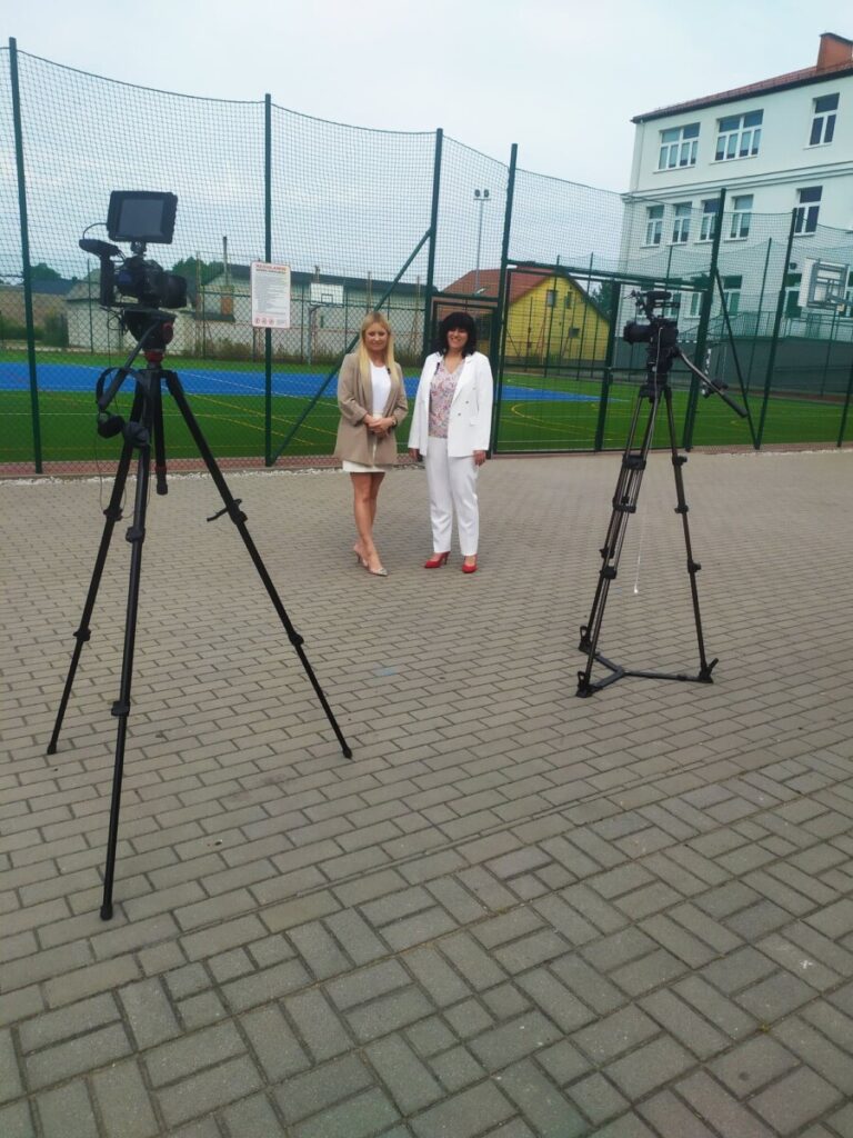 Dwie kobiety w białych strojach