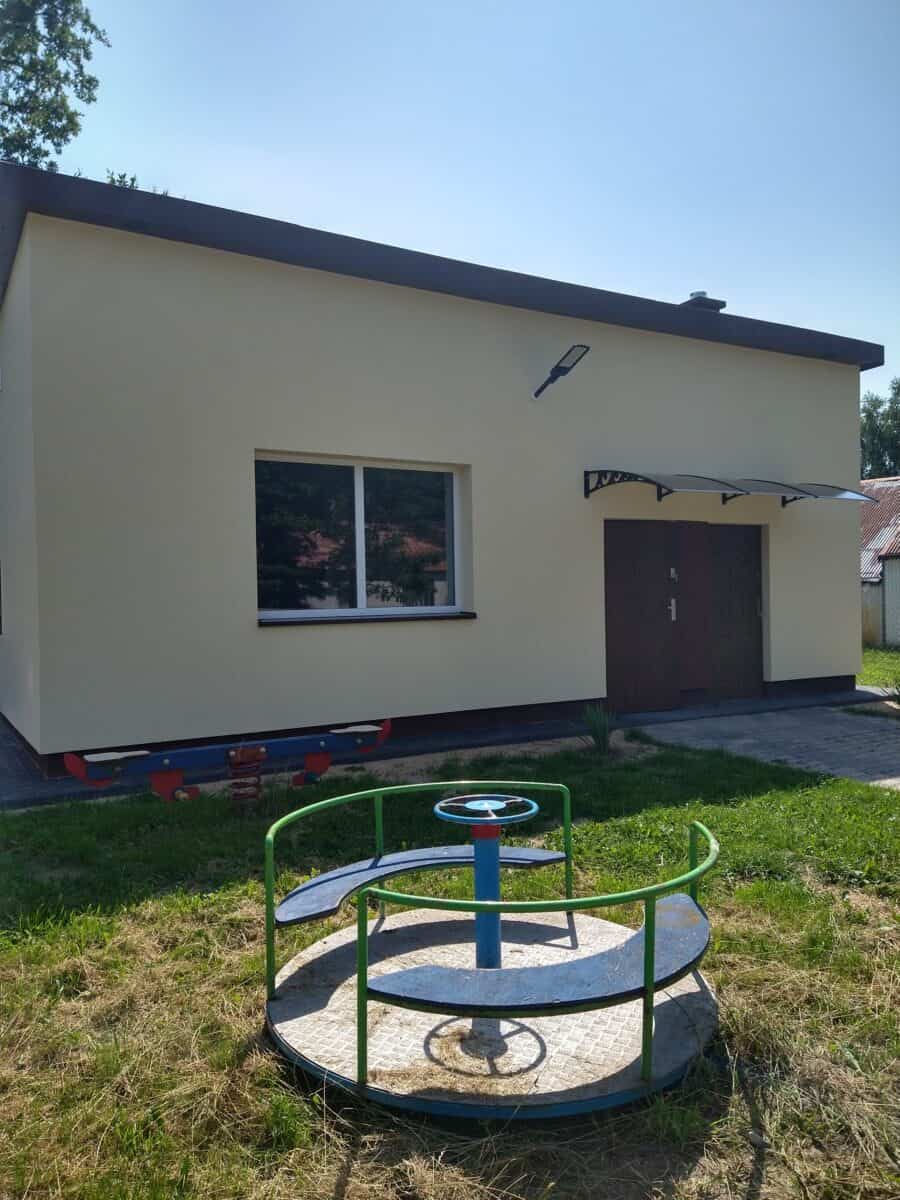 Budynek z białymi ścianami