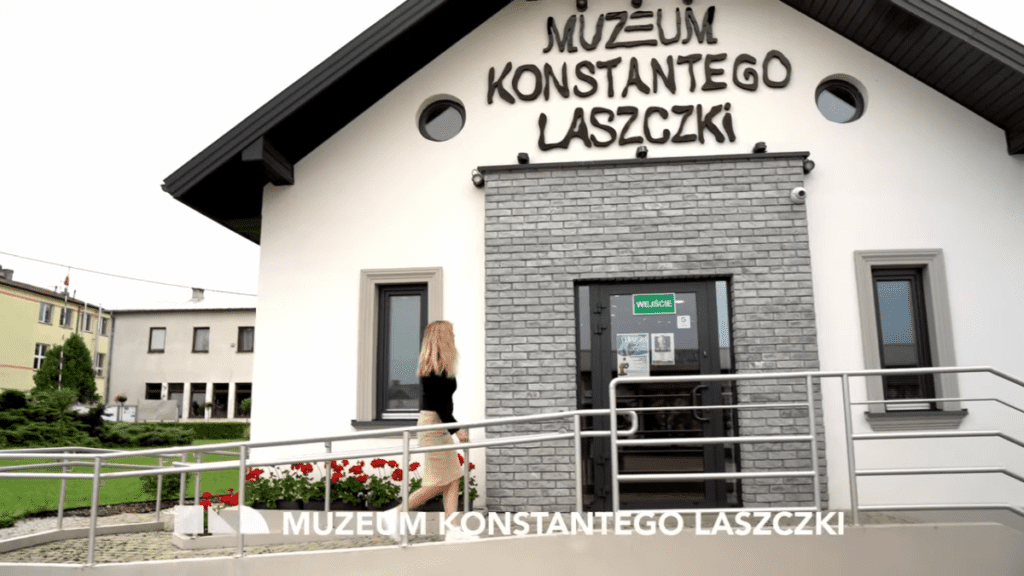 Zdjęcia przedstawia kadr z filmu na którym widać budynek muzeum