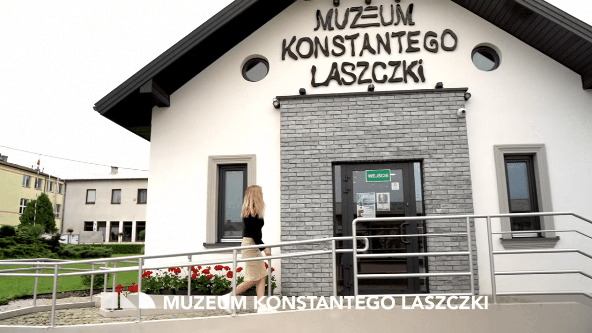 Zdjęcia przedstawia kadr z filmu na którym widać budynek muzeum