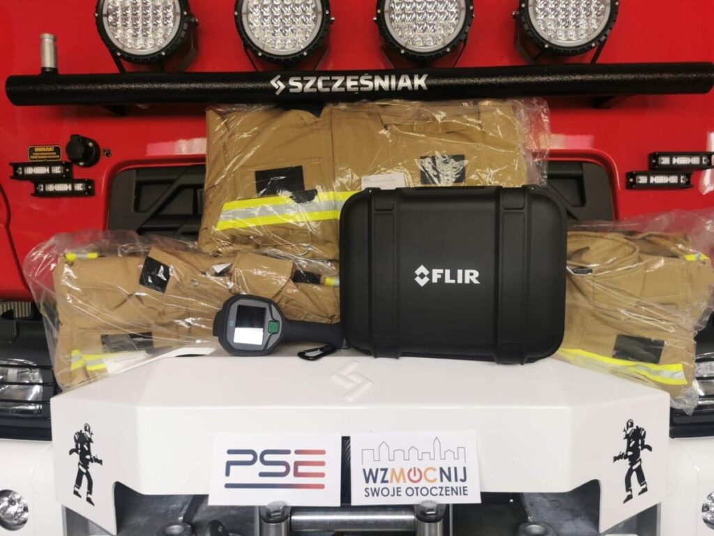 Sprzet strażacki ułożnony przed wozem strażackim