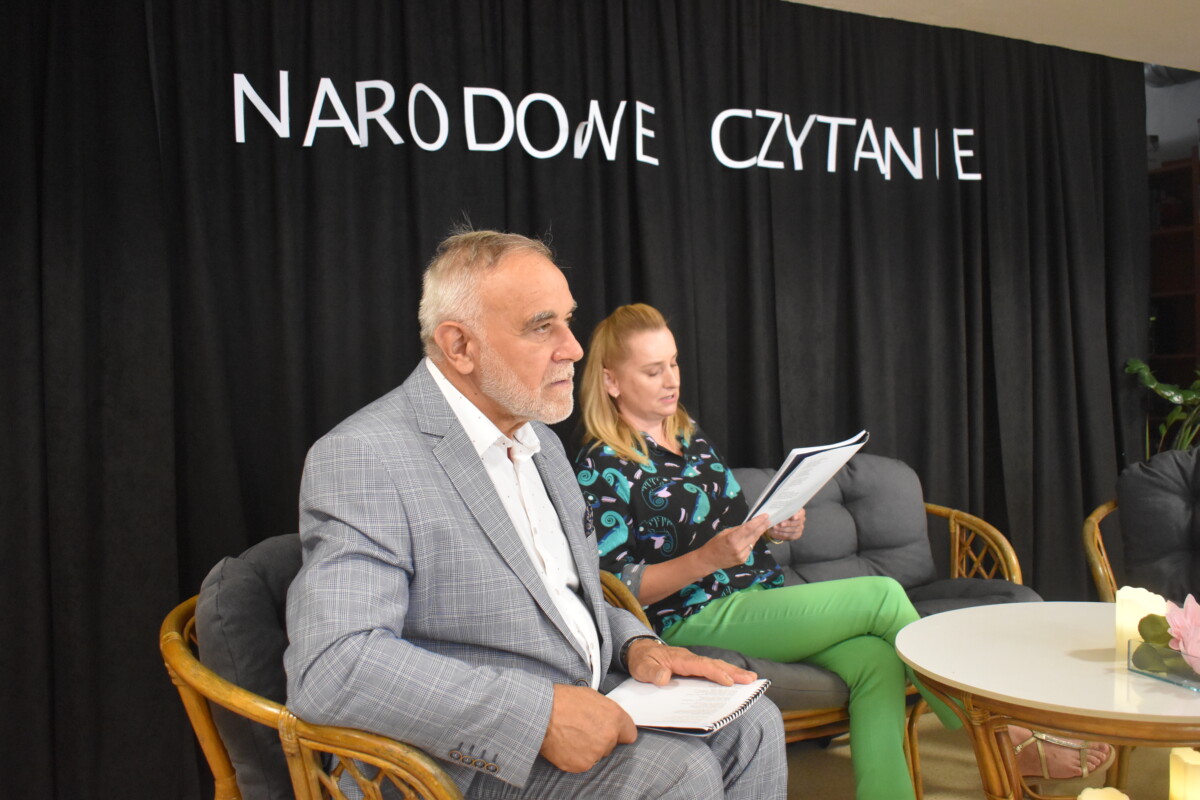 Mężczyzna z kobieta siedzący przy stoliku