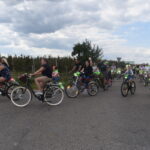 rowerzyści na drodze