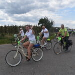 rowerzyści na drodze