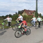 rowerzyści na drodze