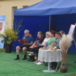 cztery osoby siedzące przy stoliku