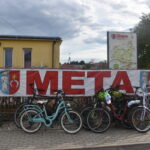 Rowery oparte o baner z napisem META