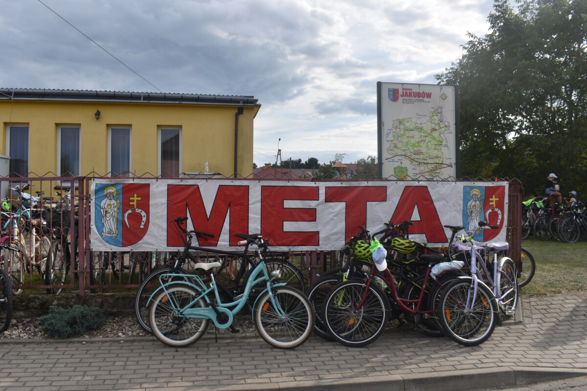 Rowery oparte o baner z napisem META
