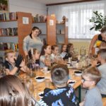 Tegoroczną Noc Bibliotek rozpoczęliśmy od warsztatów dla dzieci. Uczestnicy mogli sami stworzyć las w słoiku, który zabrali do domu. W związku z udziałem w tej akcji dzieci mogły również obejrzeć familijny film przygodowy o parze młodych detektywów, ekranizacja popularnej serii książek dla dzieci Martina Widmarka, ilustrowanych przez H. Willis „Biuro Detektywistyczne Lessego i Mai”.