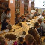 Tegoroczną Noc Bibliotek rozpoczęliśmy od warsztatów dla dzieci. Uczestnicy mogli sami stworzyć las w słoiku, który zabrali do domu. W związku z udziałem w tej akcji dzieci mogły również obejrzeć familijny film przygodowy o parze młodych detektywów, ekranizacja popularnej serii książek dla dzieci Martina Widmarka, ilustrowanych przez H. Willis „Biuro Detektywistyczne Lessego i Mai”.