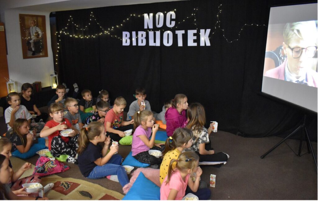 Tegoroczną Noc Bibliotek rozpoczęliśmy od warsztatów dla dzieci. Uczestnicy mogli sami stworzyć las w słoiku, który zabrali do domu. W związku z udziałem w tej akcji dzieci mogły również obejrzeć familijny film przygodowy o parze młodych detektywów, ekranizacja popularnej serii książek dla dzieci Martina Widmarka, ilustrowanych przez H. Willis „Biuro Detektywistyczne Lessego i Mai”.