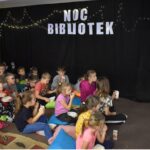 Tegoroczną Noc Bibliotek rozpoczęliśmy od warsztatów dla dzieci. Uczestnicy mogli sami stworzyć las w słoiku, który zabrali do domu. W związku z udziałem w tej akcji dzieci mogły również obejrzeć familijny film przygodowy o parze młodych detektywów, ekranizacja popularnej serii książek dla dzieci Martina Widmarka, ilustrowanych przez H. Willis „Biuro Detektywistyczne Lessego i Mai”.