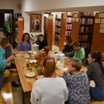 W poniedziałkowe popołudnie w Gminnym Ośrodku Kultury i Bibliotece zebrały się panie by wziąć udział w warsztatach pt. „Jesienny bukiet z liści”. W miłym towarzystwie uczestniczki doskonaliły swoje umiejętności w pracy z liśćmi i darami natury, z których powstały barwne bukiety i przepiękne dekoracje jesienne. Panie uznały że to był prawdziwy relaks, którego tak często nam brakuje.