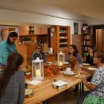 W poniedziałkowe popołudnie w Gminnym Ośrodku Kultury i Bibliotece zebrały się panie by wziąć udział w warsztatach pt. „Jesienny bukiet z liści”. W miłym towarzystwie uczestniczki doskonaliły swoje umiejętności w pracy z liśćmi i darami natury, z których powstały barwne bukiety i przepiękne dekoracje jesienne. Panie uznały że to był prawdziwy relaks, którego tak często nam brakuje.