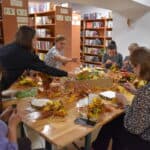 W poniedziałkowe popołudnie w Gminnym Ośrodku Kultury i Bibliotece zebrały się panie by wziąć udział w warsztatach pt. „Jesienny bukiet z liści”. W miłym towarzystwie uczestniczki doskonaliły swoje umiejętności w pracy z liśćmi i darami natury, z których powstały barwne bukiety i przepiękne dekoracje jesienne. Panie uznały że to był prawdziwy relaks, którego tak często nam brakuje.