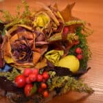 W poniedziałkowe popołudnie w Gminnym Ośrodku Kultury i Bibliotece zebrały się panie by wziąć udział w warsztatach pt. „Jesienny bukiet z liści”. W miłym towarzystwie uczestniczki doskonaliły swoje umiejętności w pracy z liśćmi i darami natury, z których powstały barwne bukiety i przepiękne dekoracje jesienne. Panie uznały że to był prawdziwy relaks, którego tak często nam brakuje.