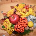 W poniedziałkowe popołudnie w Gminnym Ośrodku Kultury i Bibliotece zebrały się panie by wziąć udział w warsztatach pt. „Jesienny bukiet z liści”. W miłym towarzystwie uczestniczki doskonaliły swoje umiejętności w pracy z liśćmi i darami natury, z których powstały barwne bukiety i przepiękne dekoracje jesienne. Panie uznały że to był prawdziwy relaks, którego tak często nam brakuje.