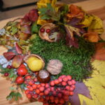 W poniedziałkowe popołudnie w Gminnym Ośrodku Kultury i Bibliotece zebrały się panie by wziąć udział w warsztatach pt. „Jesienny bukiet z liści”. W miłym towarzystwie uczestniczki doskonaliły swoje umiejętności w pracy z liśćmi i darami natury, z których powstały barwne bukiety i przepiękne dekoracje jesienne. Panie uznały że to był prawdziwy relaks, którego tak często nam brakuje.