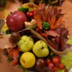 W poniedziałkowe popołudnie w Gminnym Ośrodku Kultury i Bibliotece zebrały się panie by wziąć udział w warsztatach pt. „Jesienny bukiet z liści”. W miłym towarzystwie uczestniczki doskonaliły swoje umiejętności w pracy z liśćmi i darami natury, z których powstały barwne bukiety i przepiękne dekoracje jesienne. Panie uznały że to był prawdziwy relaks, którego tak często nam brakuje.