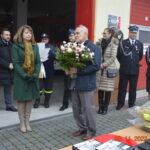 Strażacy wręczający kwiaty