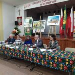 Kilka osób siedzących przy stole