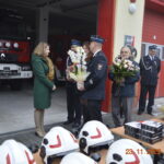 Mężczyzna wręczający kobiecie kwiaty