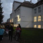 Jesienne wieczory sprzyjają refleksji, to czas na wspomnienia. 2 listopada w taką sentymentalną podróż z Gminnym Ośrodkiem Kultury i Biblioteką Publiczną wybrali się mieszkańcy Gminy Dobre. Na nowo odkrywali swoją Małą Ojczyznę, opowiadali o dawnych czasach, o zmianach, jakie zaszły na przestrzeni lat. ,,Spacerkiem po Dobrem” zachęciło do kolejnych spotkań, do odkrywania na nowo miejsc znanych, do poznawania historii naszego regionu.