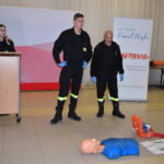 Dwóch mężczyzn i kobieta strażacy