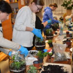 25 listopada Gminny Ośrodek Kultury zorganizował warsztaty dla dorosłych„Las w słoiku” podczas których uczestnicy dowiedzieli się , jak stworzyć swój własny mały ekosystem.