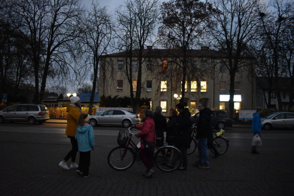 Jesienne wieczory sprzyjają refleksji, to czas na wspomnienia. 2 listopada w taką sentymentalną podróż z Gminnym Ośrodkiem Kultury i Biblioteką Publiczną wybrali się mieszkańcy Gminy Dobre. Na nowo odkrywali swoją Małą Ojczyznę, opowiadali o dawnych czasach, o zmianach, jakie zaszły na przestrzeni lat. ,,Spacerkiem po Dobrem” zachęciło do kolejnych spotkań, do odkrywania na nowo miejsc znanych, do poznawania historii naszego regionu.