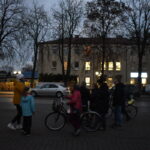 Jesienne wieczory sprzyjają refleksji, to czas na wspomnienia. 2 listopada w taką sentymentalną podróż z Gminnym Ośrodkiem Kultury i Biblioteką Publiczną wybrali się mieszkańcy Gminy Dobre. Na nowo odkrywali swoją Małą Ojczyznę, opowiadali o dawnych czasach, o zmianach, jakie zaszły na przestrzeni lat. ,,Spacerkiem po Dobrem” zachęciło do kolejnych spotkań, do odkrywania na nowo miejsc znanych, do poznawania historii naszego regionu.