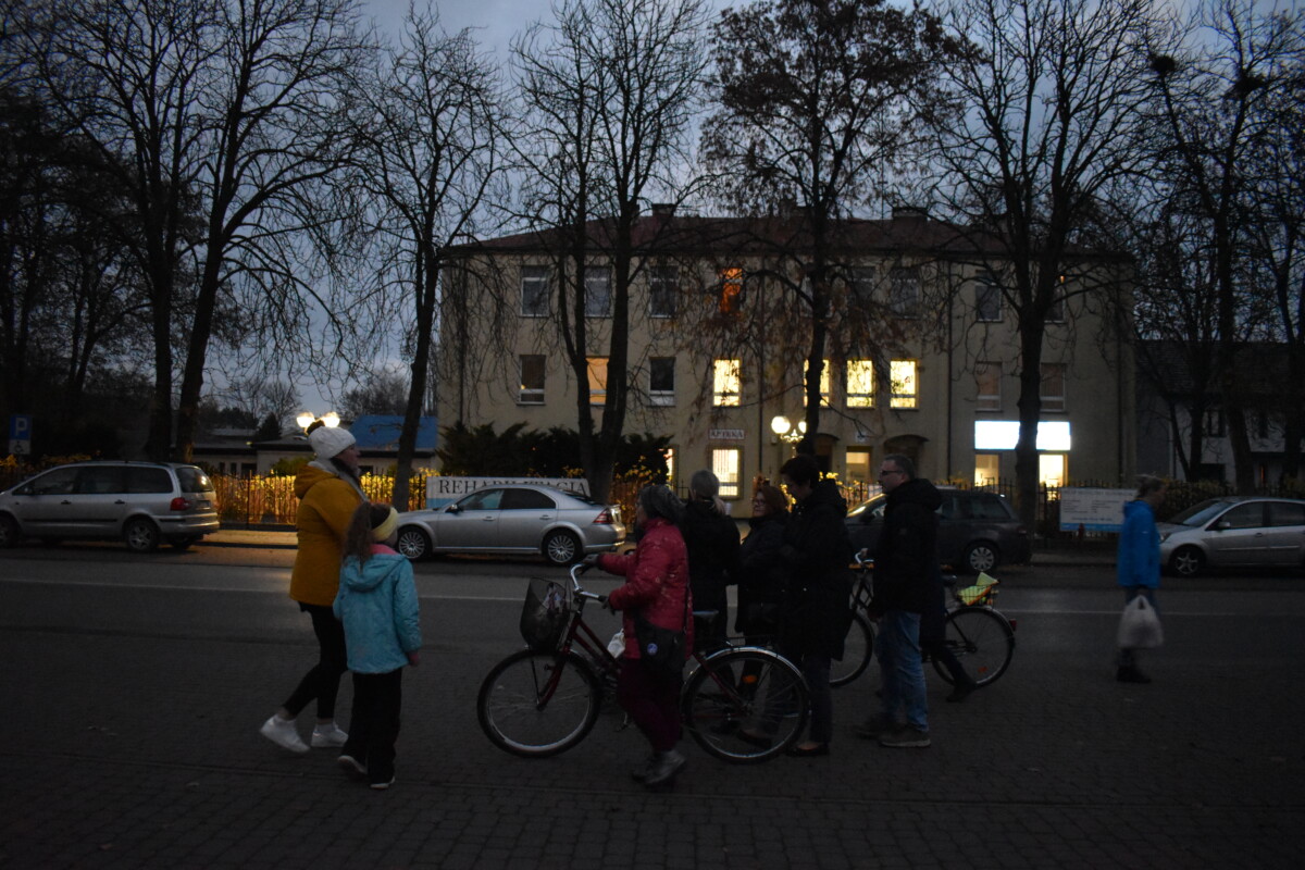 Jesienne wieczory sprzyjają refleksji, to czas na wspomnienia. 2 listopada w taką sentymentalną podróż z Gminnym Ośrodkiem Kultury i Biblioteką Publiczną wybrali się mieszkańcy Gminy Dobre. Na nowo odkrywali swoją Małą Ojczyznę, opowiadali o dawnych czasach, o zmianach, jakie zaszły na przestrzeni lat. ,,Spacerkiem po Dobrem” zachęciło do kolejnych spotkań, do odkrywania na nowo miejsc znanych, do poznawania historii naszego regionu.