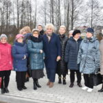 Kilkanaście osób stojących obok siebie