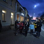 Jesienne wieczory sprzyjają refleksji, to czas na wspomnienia. 2 listopada w taką sentymentalną podróż z Gminnym Ośrodkiem Kultury i Biblioteką Publiczną wybrali się mieszkańcy Gminy Dobre. Na nowo odkrywali swoją Małą Ojczyznę, opowiadali o dawnych czasach, o zmianach, jakie zaszły na przestrzeni lat. ,,Spacerkiem po Dobrem” zachęciło do kolejnych spotkań, do odkrywania na nowo miejsc znanych, do poznawania historii naszego regionu.