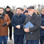 Kilkanaście osób stojących obok siebie