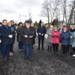 Kilkanaście osób stojących obok siebie