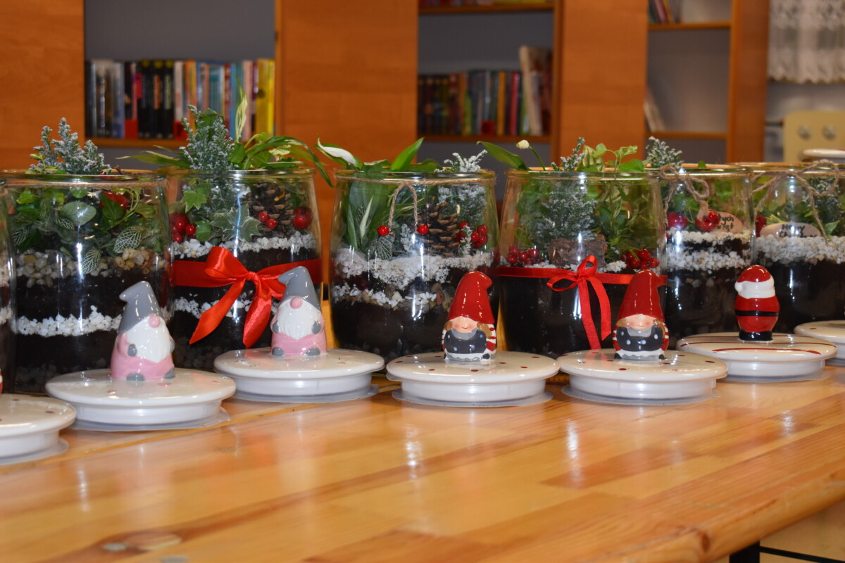 25 listopada Gminny Ośrodek Kultury zorganizował warsztaty dla dorosłych„Las w słoiku” podczas których uczestnicy dowiedzieli się , jak stworzyć swój własny mały ekosystem.