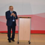 Mężczyzna garnitur przemowa