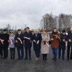 Kilkanaście osób stojących obok siebie