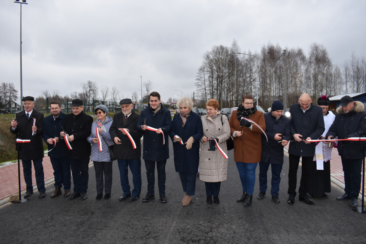 Kilkanaście osób stojących obok siebie