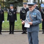 11 listopada podczas, uroczystości z okazji Odzyskania przez Polskę Niepodległości, dokonano pierwszego wciągnięcia flagi narodowej na maszt zamontowany przed Urzędem Gminy w Dobrem. Sfinansowano go ze środków rządowych w ramach projektu „Pod biało-czerwoną”, pod honorowym patronatem premiera Mateusza Morawieckiego. Projekt zakładał sfinansowanie przez Rząd RP zakupu masztów i flag w każdej z gmin w Polsce, której mieszkańcy dołączą do projektu. To właśnie lokalna społeczność miała w tej kwestii decydujące zdanie. Aby wziąć udział w akcji należało online oddać głos poparcia. Dzięki wsparciu inicjatywy przez mieszkańców Gminie Dobre przyznano dotację w wysokości 8 000,00 zł. Jak informuje Kancelaria Prezesa Rady Ministrów, „Pod biało-czerwoną” to projekt, który ma zjednoczyć nasz kraj i jego mieszkańców, nie tylko honorując poległych za wolność i niepodległość naszej Ojczyzny, ale także zachęcić do patriotycznych postaw i dumy z bycia Polakami.