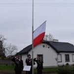 11 listopada podczas, uroczystości z okazji Odzyskania przez Polskę Niepodległości, dokonano pierwszego wciągnięcia flagi narodowej na maszt zamontowany przed Urzędem Gminy w Dobrem. Sfinansowano go ze środków rządowych w ramach projektu „Pod biało-czerwoną”, pod honorowym patronatem premiera Mateusza Morawieckiego. Projekt zakładał sfinansowanie przez Rząd RP zakupu masztów i flag w każdej z gmin w Polsce, której mieszkańcy dołączą do projektu. To właśnie lokalna społeczność miała w tej kwestii decydujące zdanie. Aby wziąć udział w akcji należało online oddać głos poparcia. Dzięki wsparciu inicjatywy przez mieszkańców Gminie Dobre przyznano dotację w wysokości 8 000,00 zł. Jak informuje Kancelaria Prezesa Rady Ministrów, „Pod biało-czerwoną” to projekt, który ma zjednoczyć nasz kraj i jego mieszkańców, nie tylko honorując poległych za wolność i niepodległość naszej Ojczyzny, ale także zachęcić do patriotycznych postaw i dumy z bycia Polakami.