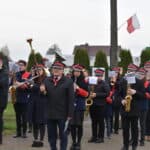 11 listopada podczas, uroczystości z okazji Odzyskania przez Polskę Niepodległości, dokonano pierwszego wciągnięcia flagi narodowej na maszt zamontowany przed Urzędem Gminy w Dobrem. Sfinansowano go ze środków rządowych w ramach projektu „Pod biało-czerwoną”, pod honorowym patronatem premiera Mateusza Morawieckiego. Projekt zakładał sfinansowanie przez Rząd RP zakupu masztów i flag w każdej z gmin w Polsce, której mieszkańcy dołączą do projektu. To właśnie lokalna społeczność miała w tej kwestii decydujące zdanie. Aby wziąć udział w akcji należało online oddać głos poparcia. Dzięki wsparciu inicjatywy przez mieszkańców Gminie Dobre przyznano dotację w wysokości 8 000,00 zł. Jak informuje Kancelaria Prezesa Rady Ministrów, „Pod biało-czerwoną” to projekt, który ma zjednoczyć nasz kraj i jego mieszkańców, nie tylko honorując poległych za wolność i niepodległość naszej Ojczyzny, ale także zachęcić do patriotycznych postaw i dumy z bycia Polakami.