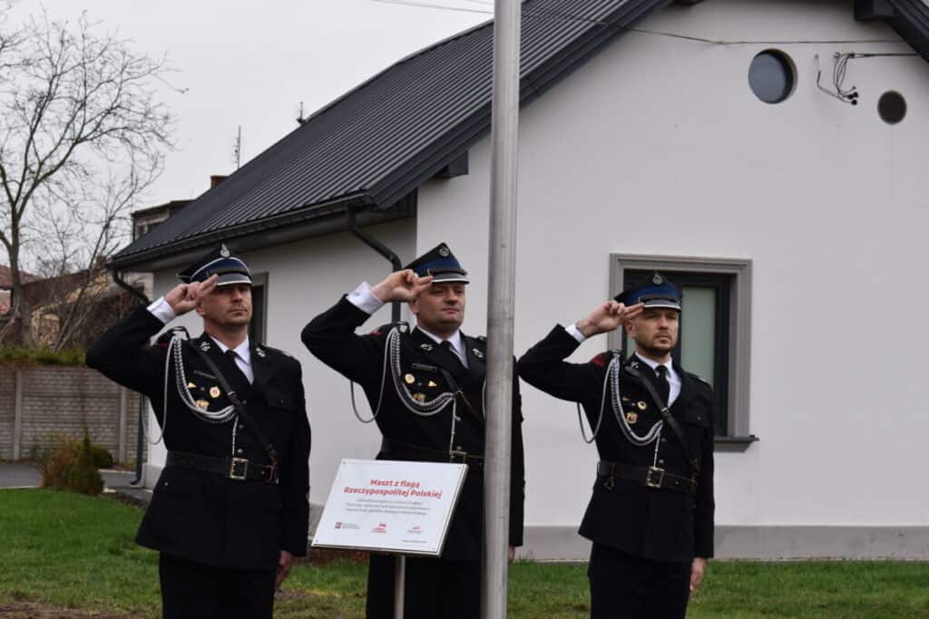 11 listopada podczas, uroczystości z okazji Odzyskania przez Polskę Niepodległości, dokonano pierwszego wciągnięcia flagi narodowej na maszt zamontowany przed Urzędem Gminy w Dobrem. Sfinansowano go ze środków rządowych w ramach projektu „Pod biało-czerwoną”, pod honorowym patronatem premiera Mateusza Morawieckiego. Projekt zakładał sfinansowanie przez Rząd RP zakupu masztów i flag w każdej z gmin w Polsce, której mieszkańcy dołączą do projektu. To właśnie lokalna społeczność miała w tej kwestii decydujące zdanie. Aby wziąć udział w akcji należało online oddać głos poparcia. Dzięki wsparciu inicjatywy przez mieszkańców Gminie Dobre przyznano dotację w wysokości 8 000,00 zł. Jak informuje Kancelaria Prezesa Rady Ministrów, „Pod biało-czerwoną” to projekt, który ma zjednoczyć nasz kraj i jego mieszkańców, nie tylko honorując poległych za wolność i niepodległość naszej Ojczyzny, ale także zachęcić do patriotycznych postaw i dumy z bycia Polakami.