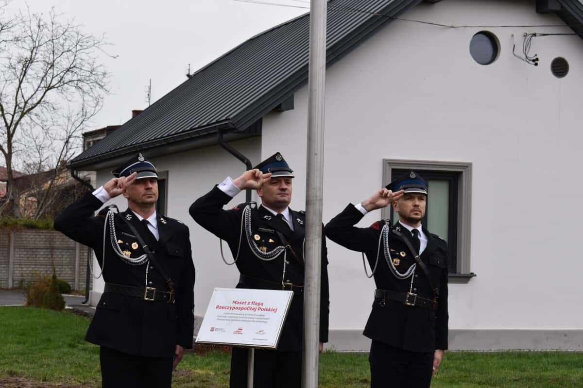 11 listopada podczas, uroczystości z okazji Odzyskania przez Polskę Niepodległości, dokonano pierwszego wciągnięcia flagi narodowej na maszt zamontowany przed Urzędem Gminy w Dobrem. Sfinansowano go ze środków rządowych w ramach projektu „Pod biało-czerwoną”, pod honorowym patronatem premiera Mateusza Morawieckiego. Projekt zakładał sfinansowanie przez Rząd RP zakupu masztów i flag w każdej z gmin w Polsce, której mieszkańcy dołączą do projektu. To właśnie lokalna społeczność miała w tej kwestii decydujące zdanie. Aby wziąć udział w akcji należało online oddać głos poparcia. Dzięki wsparciu inicjatywy przez mieszkańców Gminie Dobre przyznano dotację w wysokości 8 000,00 zł. Jak informuje Kancelaria Prezesa Rady Ministrów, „Pod biało-czerwoną” to projekt, który ma zjednoczyć nasz kraj i jego mieszkańców, nie tylko honorując poległych za wolność i niepodległość naszej Ojczyzny, ale także zachęcić do patriotycznych postaw i dumy z bycia Polakami.